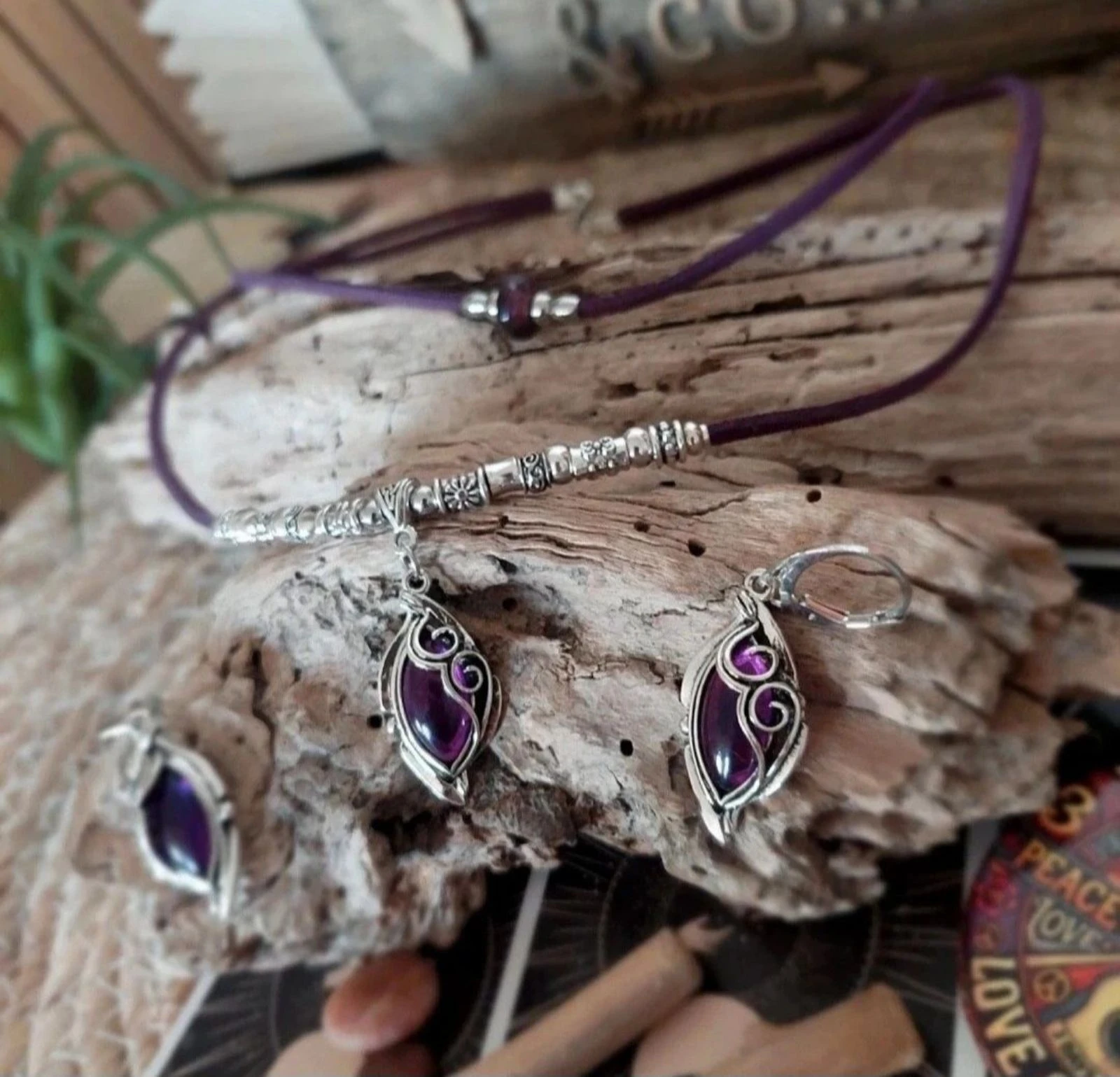 Parure boho místico de dos hilos con cabujón de espiral de resina translúcida violeta – photo 7